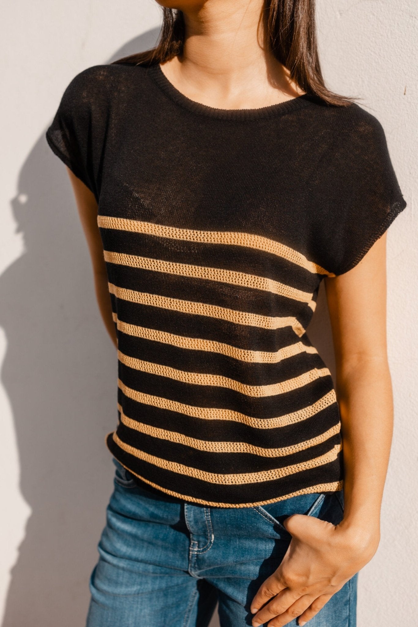 Top Maha – Noir rayé Ocre
